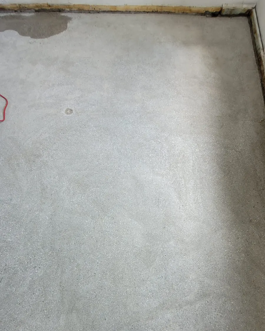 Estrich nach dem Ausbau der Platten, der Kleber ist vollständig abgeschliffen