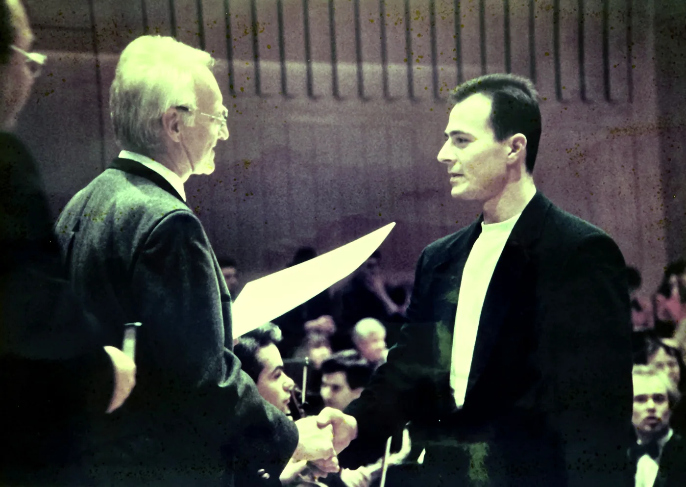 Edmund Stoiber überreicht Bernhard Mathä im Bayerischen Landtag die Urkunde zur Goldenen Medaille des Handwerks und gibt ihm die Hand.