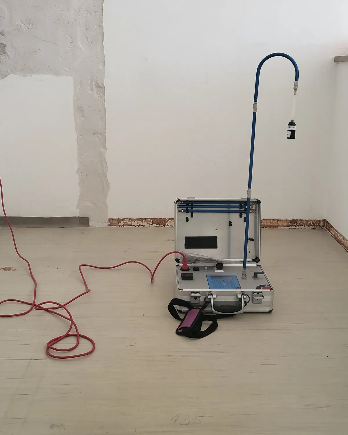 Messgerät für die Raumluftmessung mit Filterkopf in einem sanierten Raum