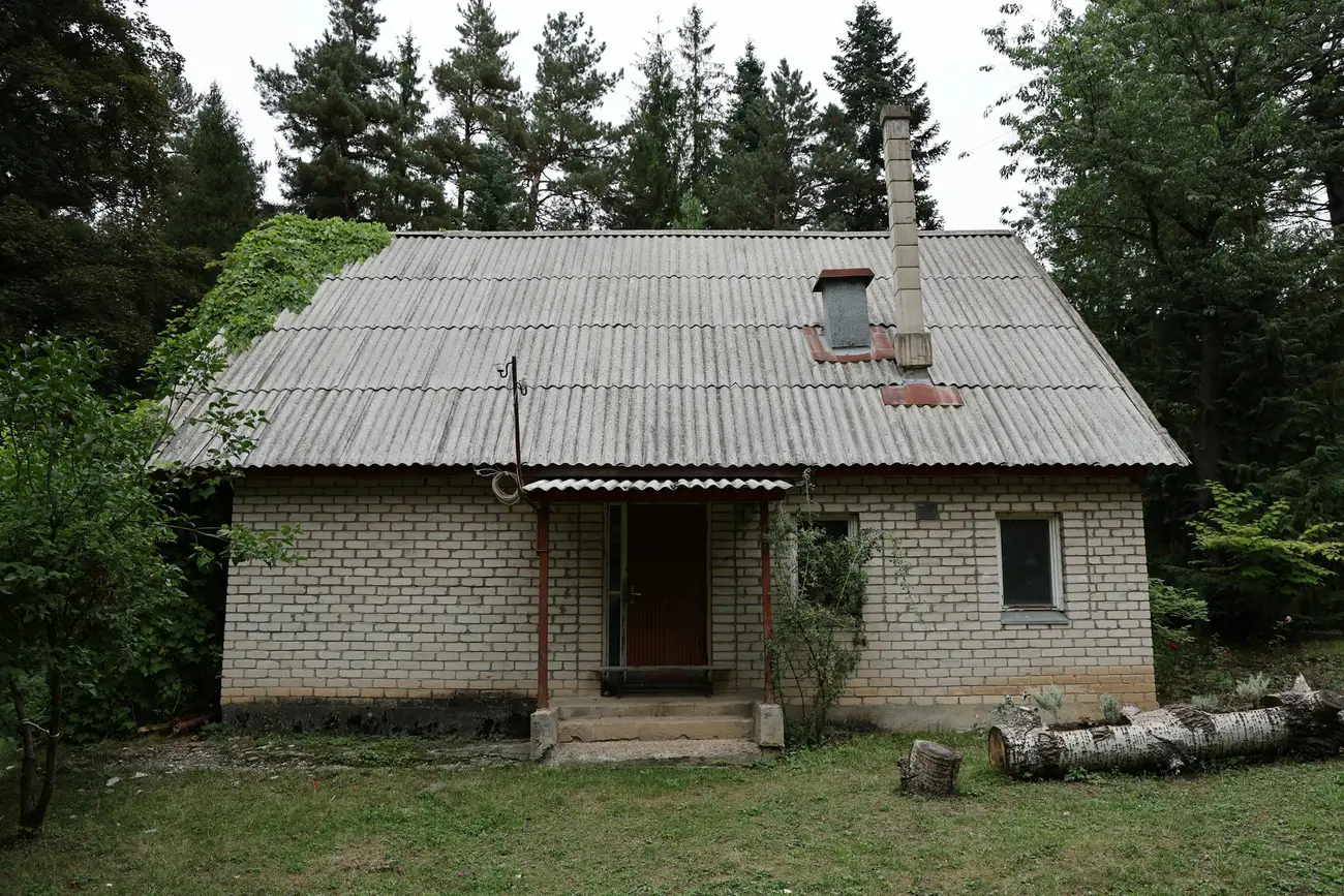 Kleines Wohnhaus mit Dach aus Wellplatten, wie sie vor 1993 oft aus Asbestzement hergestellt wurden